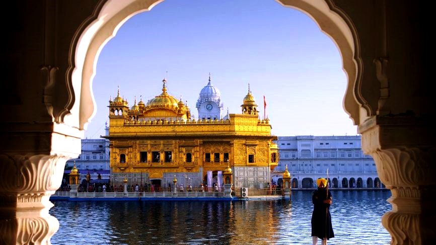 The Golden Temple in Amritsar, a short drive from Sukh Vaas Rentals
